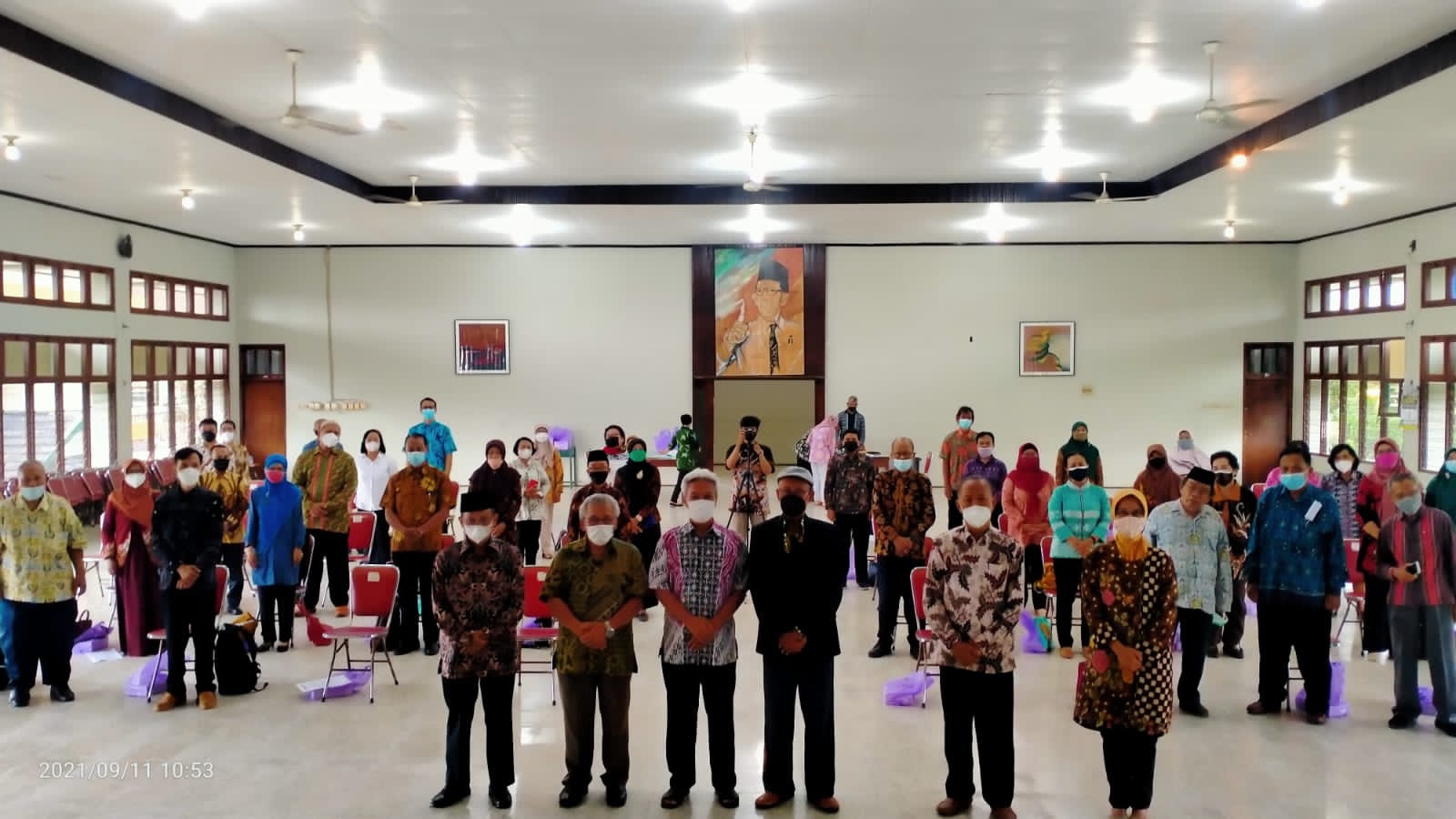 Foto Bersama penyerahan sertifikat di Ruang Senat Gedung UST Pusat